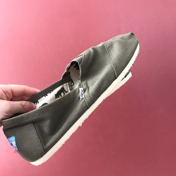 Brand New without Tags Green Canvas TOMs - Picture 8 of 8